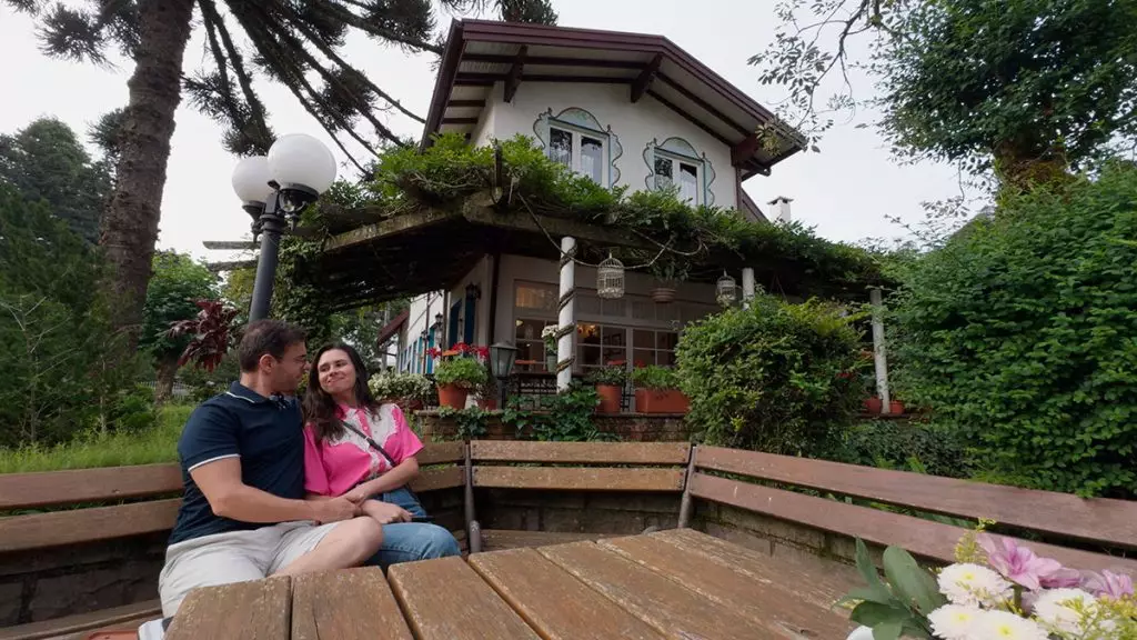 Hotel Ritta Hoppner em Gramado: 5 motivos para se hospedar 6 Alessandra e Francisco do Aventurando Tchê aproveitando o hotel Ritta Hoppner em Gramado