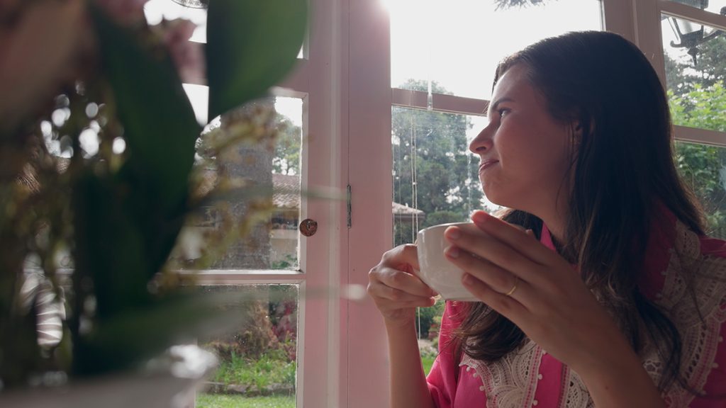 Hotel Ritta Hoppner em Gramado: 5 motivos para se hospedar 4 Alessandra do Aventurando Tchê tomando café no chá da tarde do hotel Ritta Hoppner em Gramado