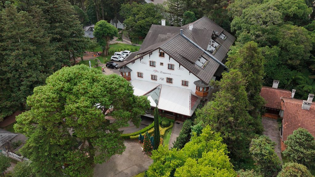 Hotel Ritta Hoppner em Gramado: 5 motivos para se hospedar 2 hotel rita hoppner fachada drone