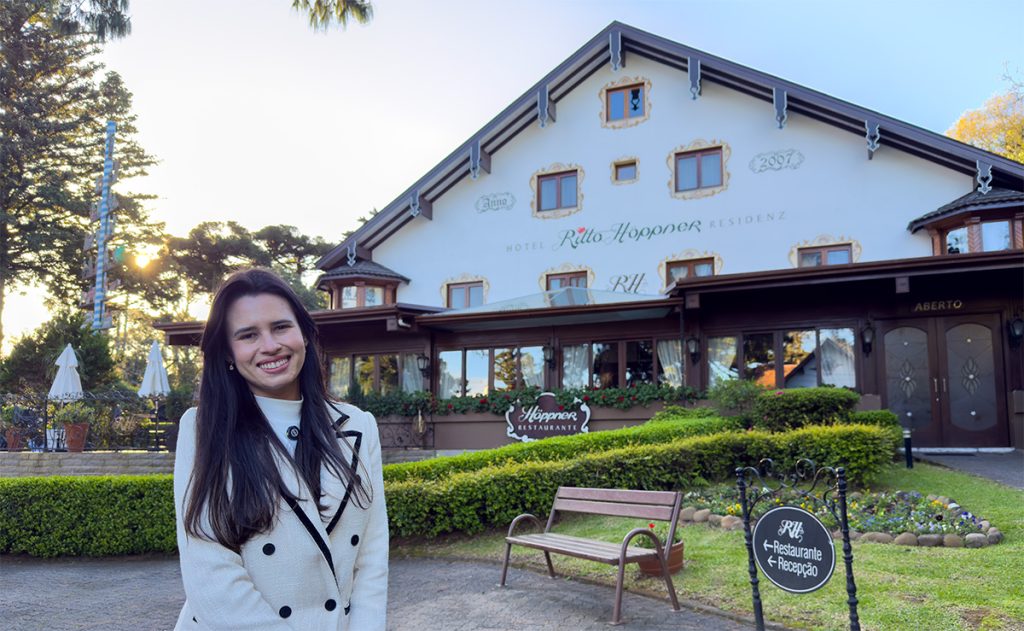Alessandra do Aventurando TchÃª na frente do hotel Ritta Hoppner em Gramado