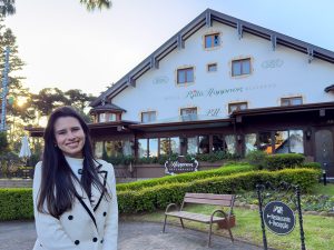 Alessandra do Aventurando TchÃª na frente do hotel Ritta Hoppner em Gramado
