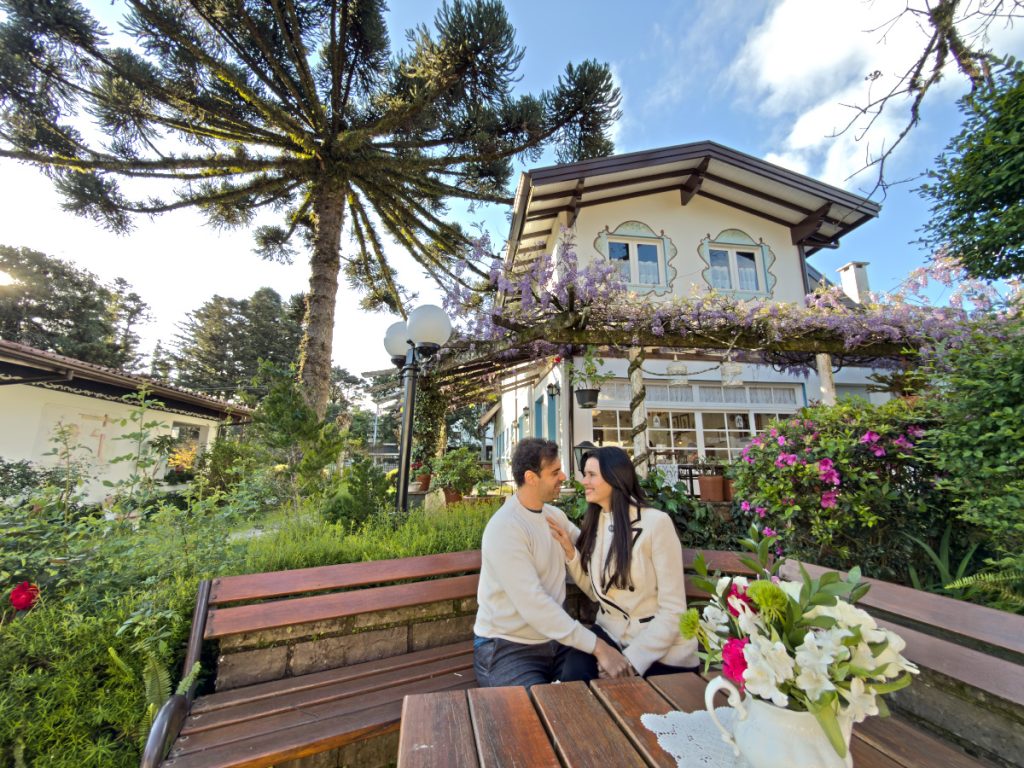 Alessandra e Francisco do Aventurando Tchê na frente da casa onde servem o chá da tarde no Ritta Hoppner em Gramado