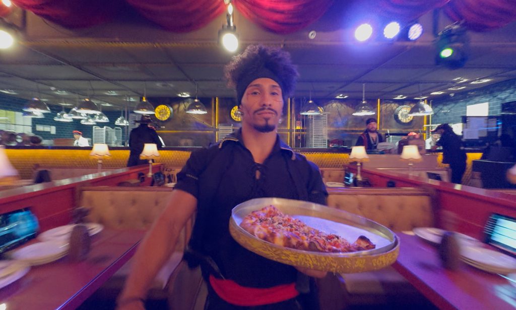 Cara de Mau Gramado, pizzaria pirata vale a pena em 2025? 5 cara de mau gramado pirata levando a pizza