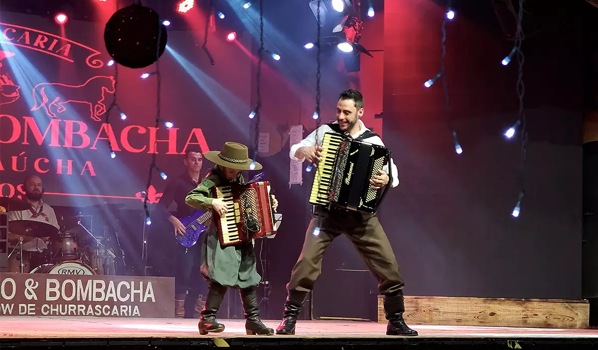 Garfo e Bombacha Churrascaria banda no palco