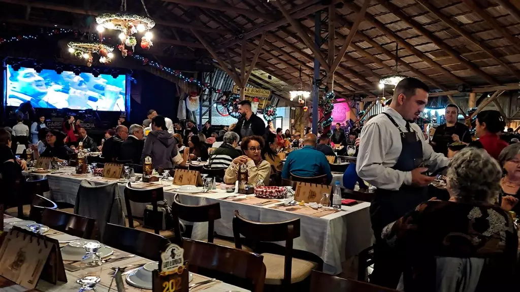 Garfo e Bombacha: churrascaria em Canela com 5% de desconto 12 Garfo e Bombacha Churrascaria salao cheio
