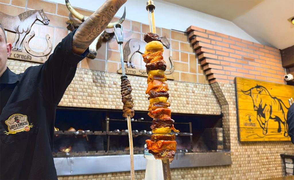 Garfo e Bombacha churrascaria: 5% de desconto no site oficial 6 Espeto com coração de frango e carnes com batatas assadas na churrascaria Garfo e Bombacha
