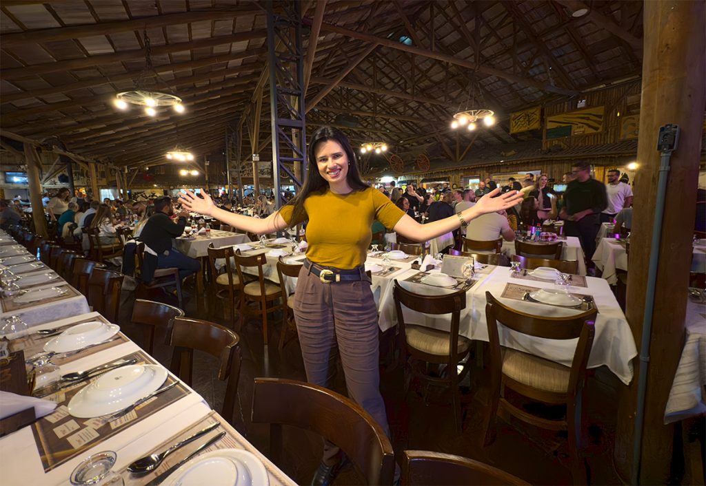 Garfo e Bombacha churrascaria: 5% de desconto no site oficial 8 Alessandra do Aventurando Tchê no meio do salão da churrascaria Garfo e Bombacha