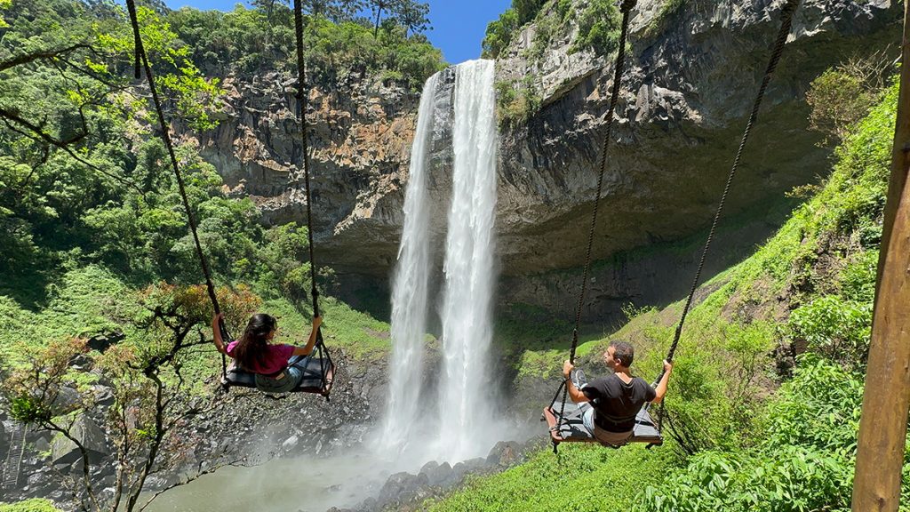 Alessandra e Francisco do Aventurando TchÃª no balanÃ§o do PeÌ da cascata do caracol