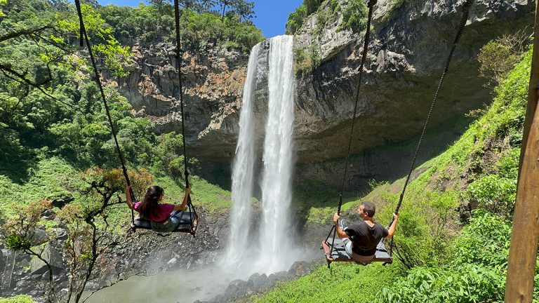 Alessandra e Francisco do Aventurando TchÃª no balanÃ§o do PeÌ da cascata do caracol