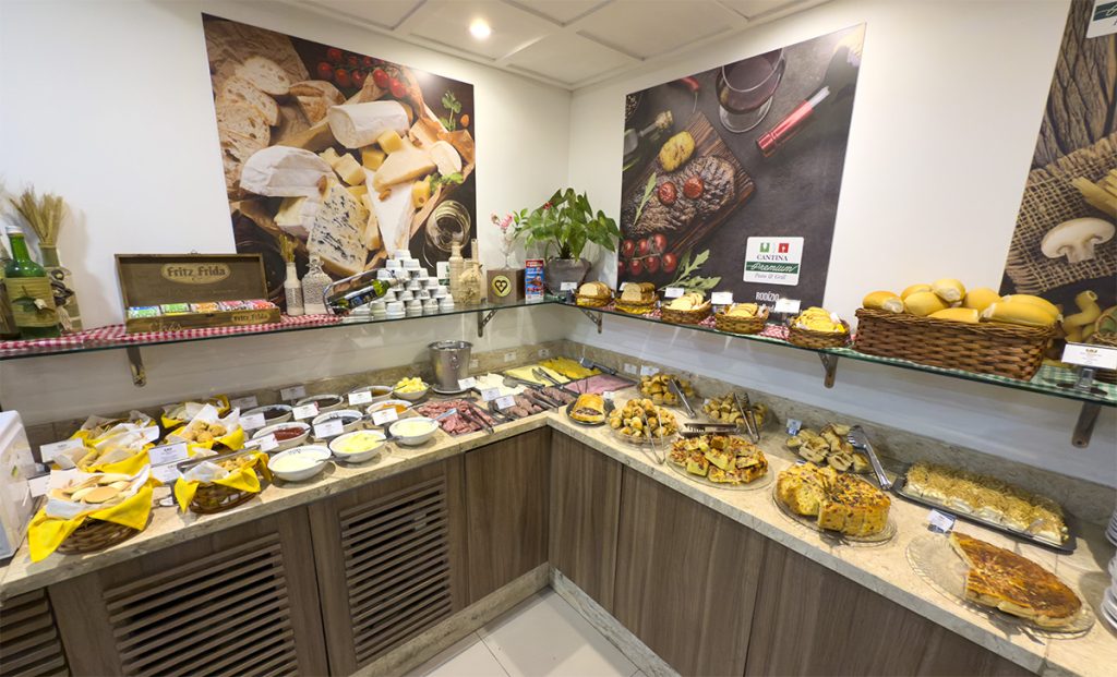 Sky Premium Hotel Gramado: 8% de desconto no site oficial 7 Café da manhã com pães e tortas salgadas do Sky Premium hotel em Gramado