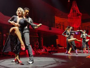 ApresentaÃ§Ã£o de danÃ§a no Gatzz Gramado