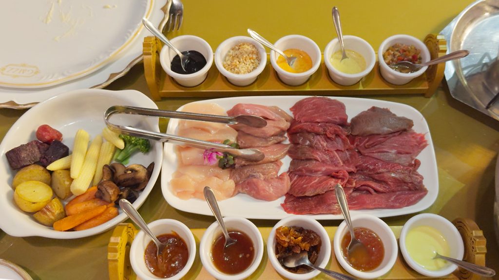 Gatzz Gramado carnes e molhos no fondue