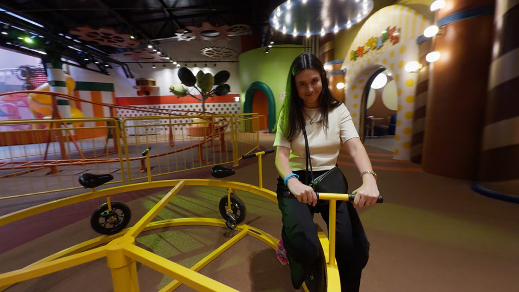 Parque Criamigos Gramado: 10% de desconto no site oficial 7 Alessandra do Aventurando Tchê pedalando no brinquedo do parque Criamigos Gramado