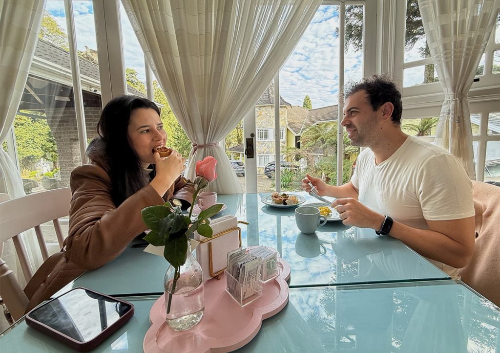 Pousada dos Anjos Canela: 10% de desconto no site oficial 5 Alessandra e Francisco do Aventurando Tchê tomando o café da manhã na pousada dos anjos Canela
