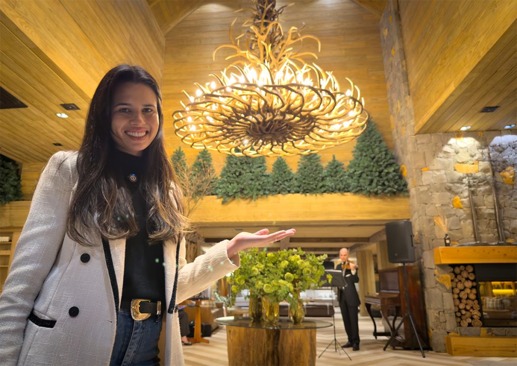 Alessandra do Aventurando Tchê no hall principal ouvindo o violinista do hotel Alpestre em Gramado