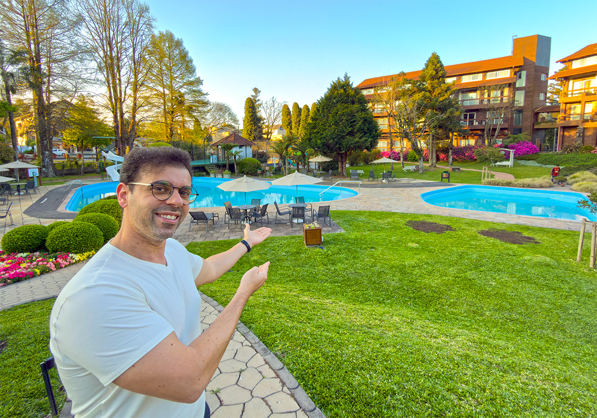 Hotel Alpestre Gramado: Cupom 8% de Desconto 2 Francisco do Aventurando Tchê no jardim do hotel Alpestre em Gramado