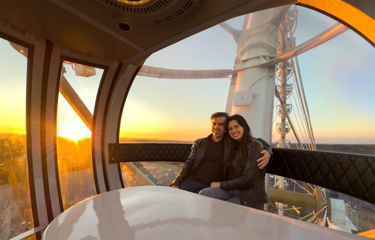 Alessandra e Francisco do Aventurando TchÃª dentro da cabine na Roda Gigante Canela
