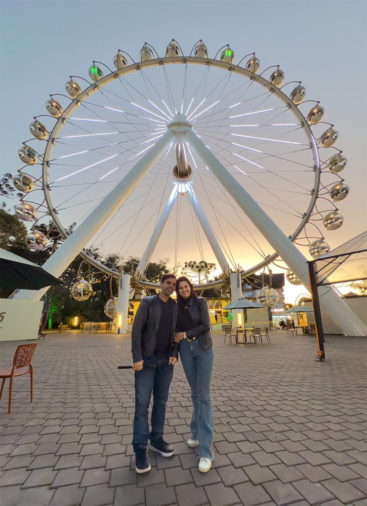 Roda gigante Canela: 5% de desconto no site oficial 8 Alessandra e Francisco do Aventurando Tchê em frente a Roda Gigante Canela