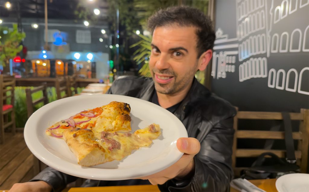 Fra Noi: rodízio de pizzas em Canela com 5% de desconto no site oficial 2 Francisco do Aventurando Tchê bem feliz de comer as pizzas da Fra Noi Rodízio de Pizzas
