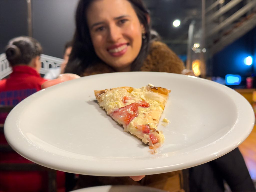 Fra Noi: rodízio de pizzas em Canela com 5% de desconto no site oficial 7 Alessandra do Aventurando Tchê mostrando a pizza de chocolate branco com morango na Fra Noi em Canela