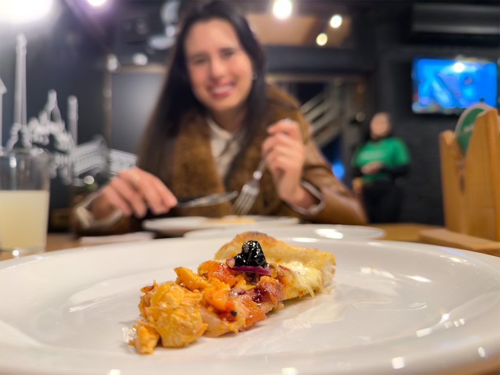 Fra Noi: rodízio de pizzas em Canela com 5% de desconto no site oficial 5 Alessandra do Aventurando Tchê bem feliz de comer a pizza de salmão com mirtilo