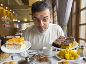Francisco do Aventurando TchÃª indeciso sobre o que comer no Gramado CafÃ© Colonial