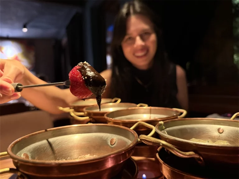 Alessandra do Aventurando TchÃª provando o fondue de chocolate do Catherine Gramado