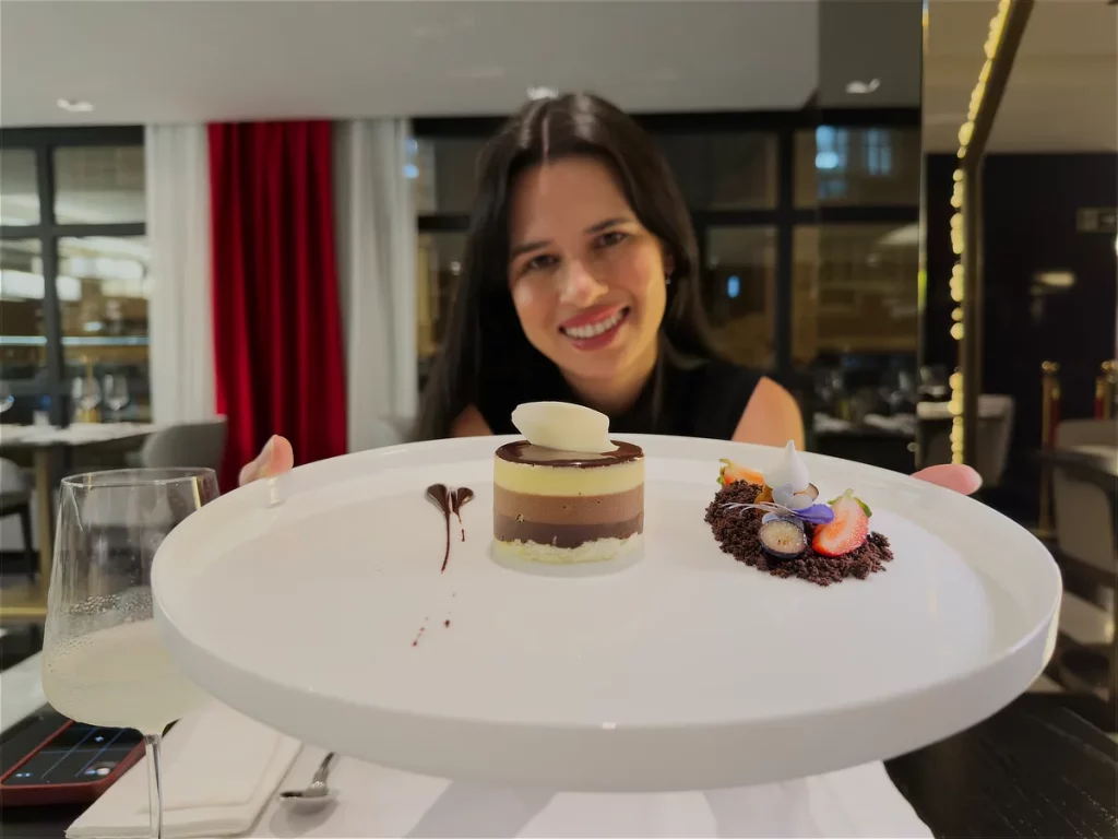 Alessandra do Aventurando Tchê mostrando a sobremesa Willy Wonka de chocolate do Sofistic Hotel Gramado