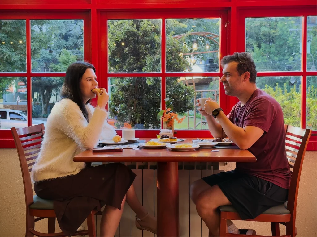 Alessandra e Francisco do Aventurando Tchê tomando café da manhã no Hotel Fioreze Origem
