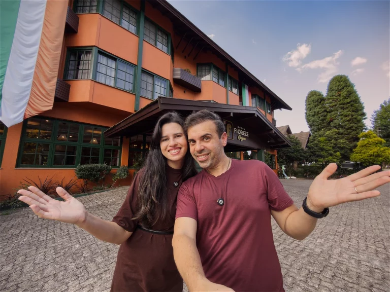 Alessandra e Francisco do Aventurando TchÃª na frente do Hotel Fioreze Origem