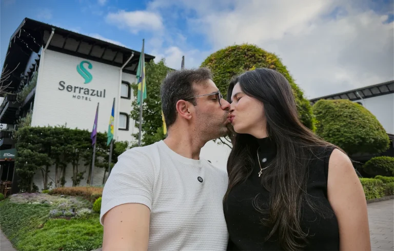 Alessandra e Francisco do Aventurando Tchê na frente do hotel Serrazul Gramado