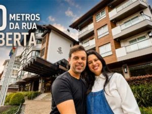 Alessandra e Francisco do Aventurando Tchê na frente do hotel Cercano em Gramado