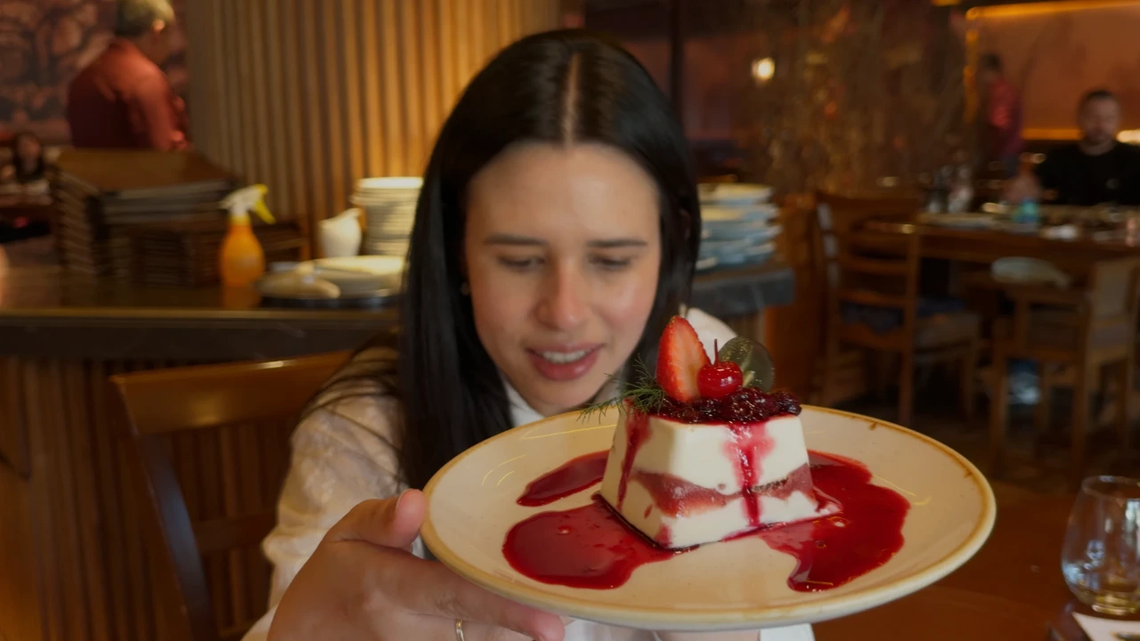 Churrascaria Chama de Fogo Gramado — Close do petit gâteau com calda quente de chocolate e sorvete de baunilha.
