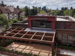 Churrascaria Chama de Fogo Gramado — Vista aérea da fachada elegante da Churrascaria Chama de Fogo em Gramado, com