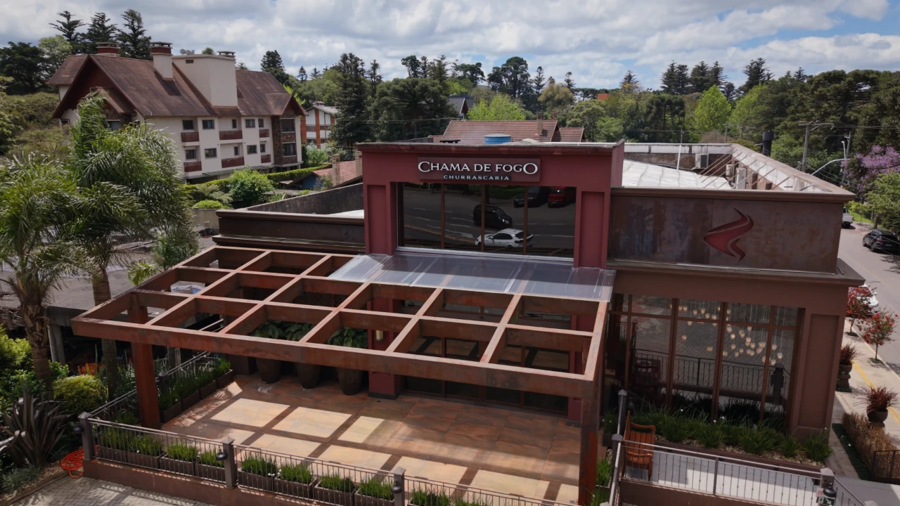 Churrascaria Chama de Fogo Gramado — Vista aérea da fachada elegante da Churrascaria Chama de Fogo em Gramado, com
